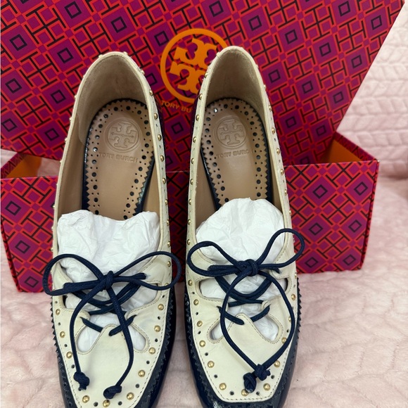 Beautiful Tory Burch navy/ivory Cambridge pump 6.5. - Picture 11 of 13